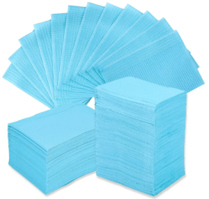 Piles de serviettes en papier bleues à deux plis